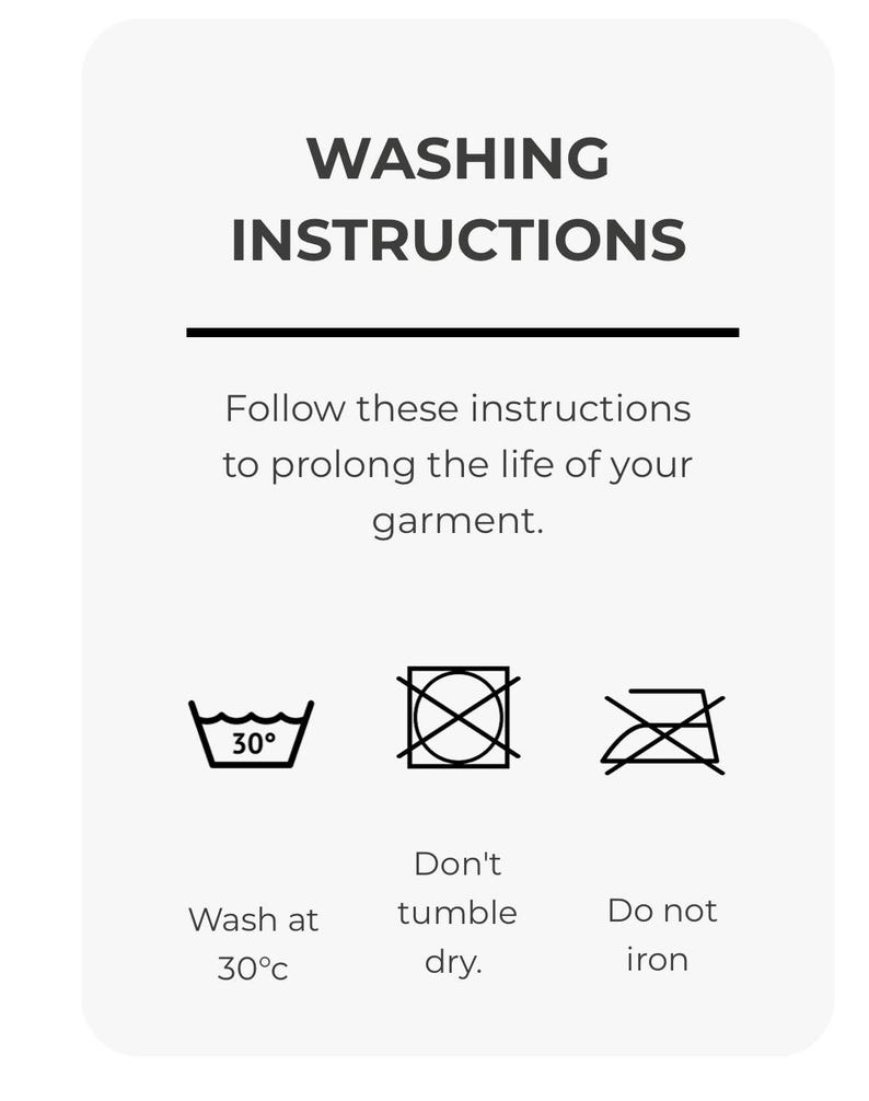 Pu&ograve; includere: Una scheda rettangolare bianca con il testo WASHING INSTRUCTIONS seguito da Follow these instructions to prolong the life of your garment. Include tre icone nere: una bacinella di lavaggio con 30 gradi, un cerchio barrato e un ferro da stiro barrato.