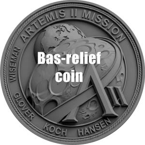 Puede incluir: Una moneda en bajorrelieve en escala de grises con el texto "ARTEMIS II MISSION" y los nombres "WISEMAN", "GLOVER", "KOCH" y "HANSEN". El diseño de la moneda incluye un globo terráqueo, una "A" estilizada y el texto "Bas-relief coin".