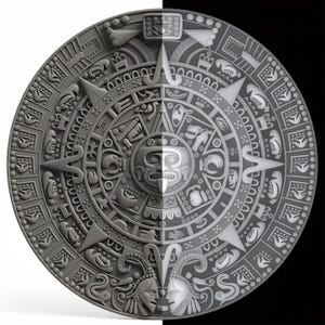 Op de afbeelding: Een gedetailleerde, grijze Azteekse kalender met ingewikkelde gravures en een centraal zonnegelaat. Het cirkelvormige ontwerp bevat verschillende symbolen en figuren, met een contrasterende zwart-witte achtergrond. Dit decoratieve stuk toont oude Meso-Amerikaanse kunst.