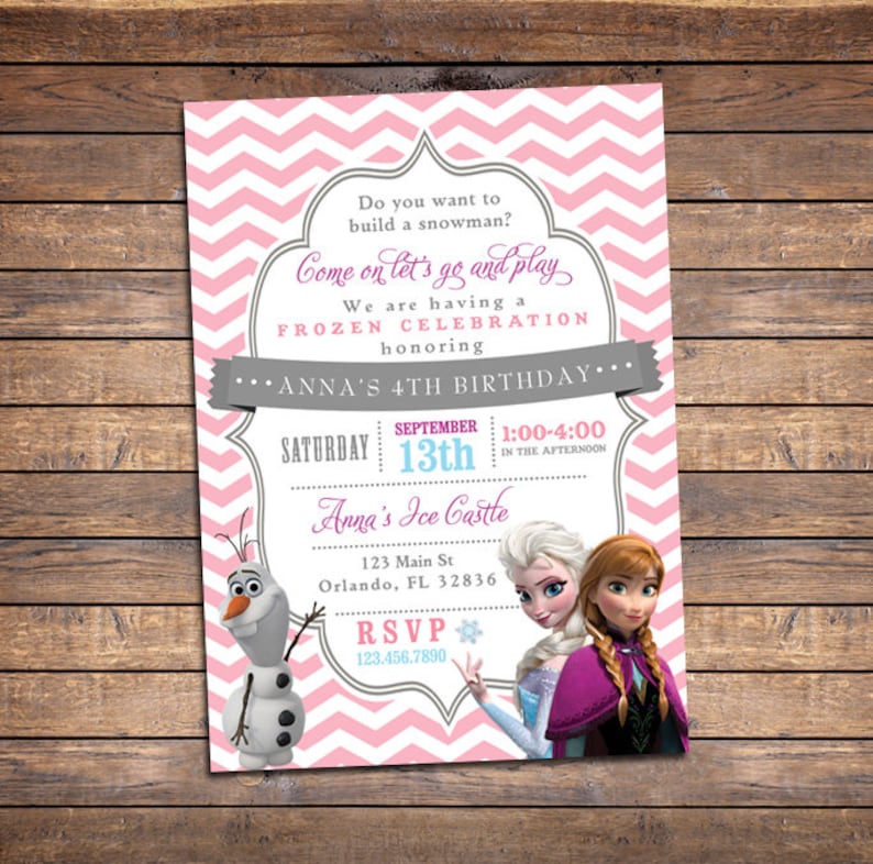 Op de afbeelding: Een roze en grijze uitnodiging met een zigzagpatroon voor een Frozen-themafeest voor een 4e verjaardag. De uitnodiging bevat een afbeelding van Elsa en Anna uit de film Frozen. De tekst op de uitnodiging luidt: "Wil je een sneeuwpop bouwen? Kom en speel met ons. We hebben een Frozen-feest ter ere van Anna's 4e verjaardag... Zaterdag 13 september van 13:00 tot 16:00 uur. Anna's IJs Kasteel 123 Main St Orlando, FL 32836 RSVP 123.456.7890"