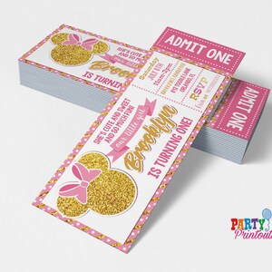 K&ouml;nnte beinhalten: Rosa-goldene Geburtstagseinladungen mit Minnie-Maus-Motiv. Die Einladungen lauten "Brooklyn wird eins!" und enthalten Veranstaltungsdetails. Das Design zeigt Polka Dots und die Worte "Zutritt f&uuml;r eine Person".