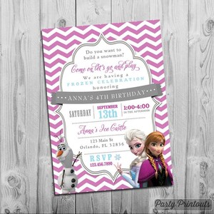 Op de afbeelding: Een Frozen-thema verjaardagsuitnodiging met een roze en wit chevron-patroon. De uitnodiging bevat een afbeelding van Elsa en Anna uit de film Frozen, samen met Olaf de sneeuwpop. De tekst op de uitnodiging luidt: "Wil je een sneeuwpop bouwen? Kom en speel met ons. We hebben een Frozen-viering ter ere van Anna's 4e verjaardag. Zaterdag 13 september, 13:00-16:00 uur. Anna's IJs Kasteel, 123 Main St, Orlando, FL 32836. RSVP 123.456.7890."