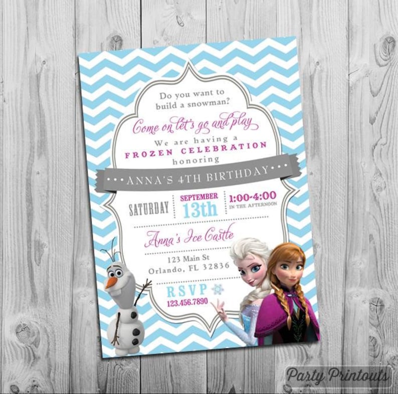 Op de afbeelding: Uitnodiging voor een Frozen-thema verjaardagsfeest met een blauwe en witte chevron achtergrond. De uitnodiging toont Elsa en Olaf uit de film Frozen. De tekst op de uitnodiging luidt: "Wil je een sneeuwpop bouwen? Kom, laten we gaan spelen. We hebben een Frozen-viering ter ere van Anna's 4e verjaardag. Zaterdag 13 september, 13:00-16:00 uur. Anna's IJs Kasteel, 123 Main St, Orlando, FL 32836. RSVP 123.456.7890."