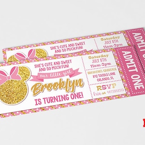 K&ouml;nnte beinhalten: Rosa-goldene Geburtstagsparty-Tickets mit Minnie-Maus-Motiv. Auf den Tickets steht "Brooklyn wird eins!" und enthalten Veranstaltungsdetails. Das Design zeigt einen goldglitzernden Minnie-Maus-Kopf und eine Schleife.