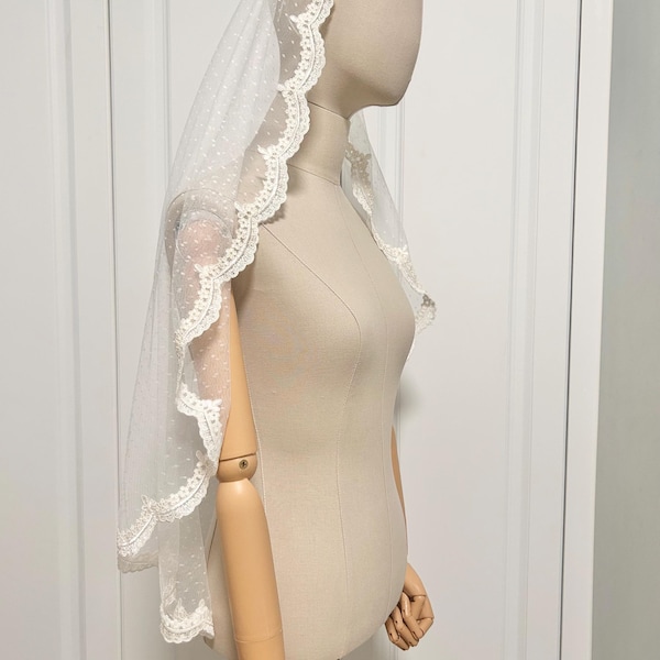 Vintage Beige Scalloped Edge Mantilla Bridal Veil Floral Lace Wedding Veil for Bride, Polka Dot Tulle Veil