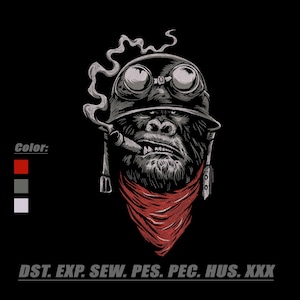 Puede incluir: Una ilustración gráfica de un gorila con casco, gafas y pañuelo rojo, fumando un cigarro con humo ascendente. El texto Color: y DST. EXP. SEW. PES. PEC. HUS. XXX aparece en blanco, con muestras de color rojo, gris y blanco.