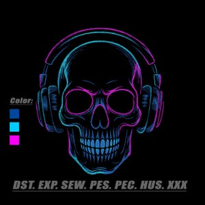 Puede incluir: Una ilustración digital de un cráneo humano con auriculares, representada con contornos en azul neón y magenta sobre un fondo negro. A la izquierda, se muestran tres muestras de color. Abajo, el texto dice: Color: DST. EXP. SEW. PES. PEC. HUS. XXX.