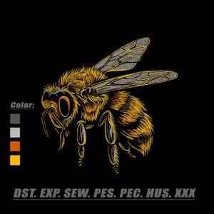 Puede incluir: Un diseño de bordado de una abeja con texturas difusas en amarillo dorado y negro, alas grises detalladas y ojos oscuros. A la izquierda, una paleta de colores muestra cuadrados grises, gris claro, naranja y amarillo. Texto: Color: y DST. EXP. SEW. PES. PEC. HUS. XXX.