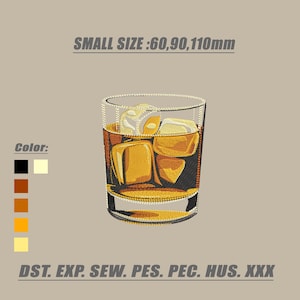 Op de afbeelding: Geborduurd ontwerp van een tumbler gevuld met ijsblokjes en amberkleurige vloeistof. Het glas is omlijnd met zwarte draad, met het ijs en de vloeistof gedetailleerd in tinten geel en bruin. Tekst bovenaan luidt "SMALL SIZE: 60,90,110mm".