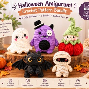 Op de afbeelding: Een Halloween Amigurumi haakpatronenbundel met vijf gehaakte figuren: een wit spookje, een paars monster met een hoge hoed, een pompoenfiguur met een groene muts, een zwarte draak en een beige mummie. De tekst bevat Halloween Amigurumi Crochet Pattern Bundle en PDF Available.