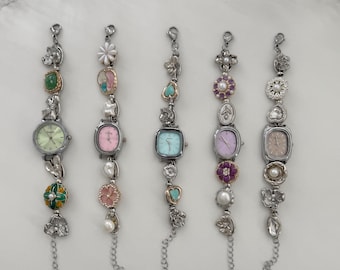 Silber Mini Uhr Armband, bunte Charms Uhr Schmuck, delikate Details Armband, Uhr wie Schmuck, subtile gotische ästhetische Zeitmesser