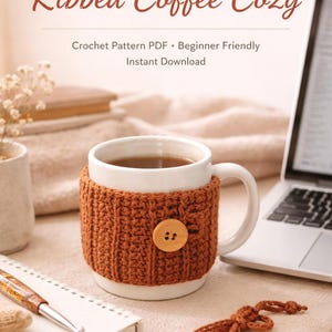 Op de afbeelding: Een witte keramische mok met een zwarte handgreep en de tekst "But First, Coffee" in een vetgedrukte, zwarte letter. De mok staat tegen een vage achtergrond, wat een gezellige setting suggereert.