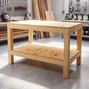 Può includere: Un banco da lavoro rettangolare in legno caratterizzato da un piano liscio in compensato chiaro e da un ripiano inferiore coordinato. La struttura è sostenuta da quattro robuste gambe verticali, con viti a vista che fissano i giunti del telaio.