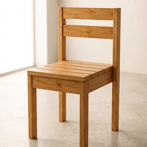 Puede incluir: Una silla de madera de color marrón claro con un asiento de listones y un respaldo compuesto por dos tablones horizontales. La silla tiene cuatro patas rectas y un acabado de veta de madera natural, mostrando una estructura sencilla y robusta.