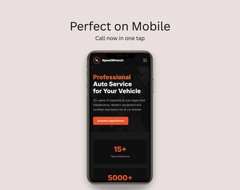 Puede incluir: Un smartphone muestra el sitio web móvil de SpeedWrench, un servicio de automóviles. El sitio presenta texto como "Professional Auto Service for Your Vehicle", "15+ Years Experience" y "5000+". El teléfono está sobre un fondo rosa claro.