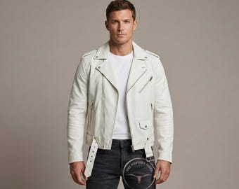 Può includere: Giacca da motociclista in pelle color crema con zip asimmetrica, tasche multiple con zip e cintura in vita. La giacca è indossata sopra una t-shirt bianca e jeans scuri. Design classico.