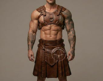 Pode incluir: Arnês e kilt de couro castanho. O arnês apresenta uma placa peitoral com detalhes de fivela e alças. O kilt tem um design plissado com rebites decorativos e uma aba frontal. A roupa é feita de couro castanho.
