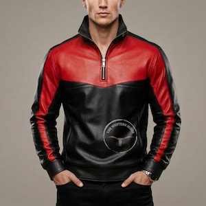 Puede incluir: Chaqueta de cuero negra y roja con cuello alto y cremallera de cuarto. La chaqueta presenta paneles rojos en los hombros y las mangas, con negro en el cuerpo. El logotipo de The Western Hides es visible.