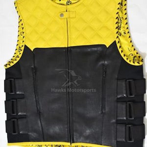 Op de afbeelding: Een gele en zwarte leren vest. Het bovenste gedeelte is geel en gewatteerd, het onderste gedeelte is zwart. Het heeft een ritssluiting en verstelbare bandjes. De tekst "Hawks Motorsports" is zichtbaar op de voorkant.
