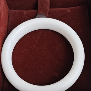 Handpolerat armband i vitt jade