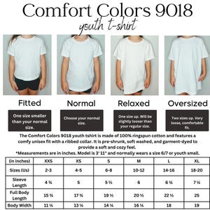 Op de afbeelding: Witte Comfort Colors 9018 jeugd-T-shirts in vier verschillende pasvormen: Fitted, Normal, Relaxed en Oversized. De afbeelding bevat een maattabel met afmetingen in cm voor mouwlengte, lichaamslengte en lichaamsbreedte. De shirts zijn gemaakt van 100% ringspun katoen.