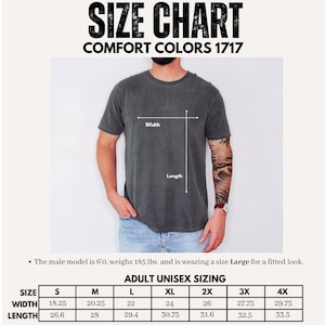 Op de afbeelding: Maattabel voor Comfort Colors 1717 unisex T-shirts voor volwassenen. De tabel bevat afmetingen voor breedte en lengte in cm, van maat S tot 4XL. Het model is 183 cm lang, weegt 84 kg en draagt maat L.