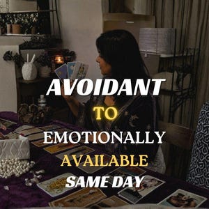 Może przedstawiać: Ciemnofioletowy obrus pokryty wieloma kartami tarota i białym pudełkiem z perłami. Tekst AVOIDANT TO EMOTIONALLY AVAILABLE SAME DAY jest nałożony w kolorze białym i żółtym. W tle widać osobę trzymającą karty tarota w dłoniach.