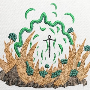 Può includere: Un disegno ricamato che presenta una figura stilizzata nera centrale circondata da un'aura di energia verde vibrante. La figura è incorniciata da forme testurizzate color beige simili a fiamme e piccoli gruppi di elementi circolari verde scuro.