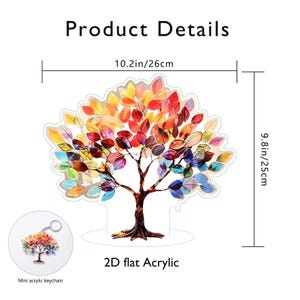 Op de afbeelding: Een 2D platte acryl boom met kleurrijke bladeren in tinten rood, oranje, geel, blauw en groen. De boom is 26 cm breed en 25 cm hoog. Een mini acryl sleutelhanger met een boomontwerp is ook afgebeeld.