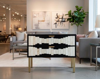 Mesa de cabeceira artesanal com incrustações de osso e pés de latão | Mesa de cabeceira geométrica preta com 2 gavetas, mesa lateral de luxo, móvel para quarto.