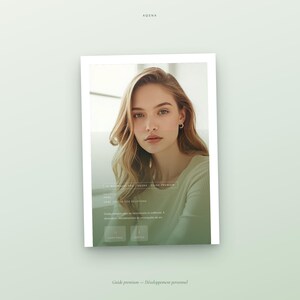 Peut inclure: Un guide numérique intitulé AQSNA présentant le portrait d'une personne aux longs cheveux blonds portant un haut à manches longues côtelé de couleur claire. L'interface inclut GLIDE PREMIUM, DANS TOUTES VOS RELATIONS, et des boutons 15 CHAPITRES et 8 PARTIES.