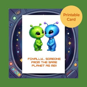 Op de afbeelding: Een printbare kaart met twee cartoonaliens, één groen en één blauw, met grote ogen en antennes. De kaart luidt: "FINALLY... SOMEONE FROM THE SAME PLANET AS ME!!" Een gele cirkel met "Printable Card" staat rechtsboven.