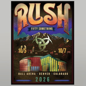 Puede incluir: Un cartel de concierto para Rush Fifty Something con un símbolo metálico de triple media luna sobre una cordillera y el horizonte de una ciudad. El texto incluye 10/5, 10/7, Ball Arena, Denver, Colorado y 2026. Tonos naranjas y azules cálidos.