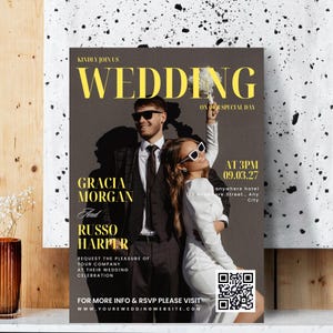 Könnte beinhalten: Hochzeitseinladung mit einem Paar mit Sonnenbrille. Die Einladung zeigt das Wort „WEDDING“ in Gelb, die Namen Gracia Morgan und Russo Harper sowie Datum und Uhrzeit der Hochzeit. Ein QR-Code ist ebenfalls vorhanden.