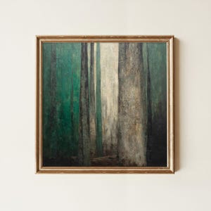 Op de afbeelding: Een vierkant ingelijst schilderij met een dicht boslandschap met hoge, getextureerde boomstammen in grijze en bruine tinten. De achtergrond toont diep smaragdgroen gebladerte en een heldere, verticale lichtstraal die het midden verlicht.