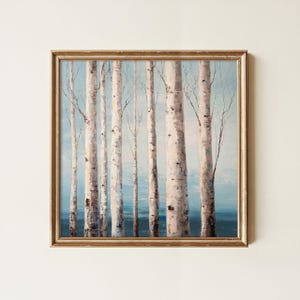 Op de afbeelding: Een vierkant ingelijst schilderij met een bos van hoge, slanke berkenbomen met witte en grijze schors. De bomen staan tegen een zachte, lichtblauwe lucht die aan de onderkant van het doek overgaat in een donkerdere, gedempte blauwe horizon.