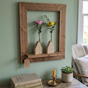 Schwebender Objektrahmen aus Fichte – Handgefertigte Wanddeko vom Tischlermeister – Unsichtbare Aufhängung – Eiche-Optik