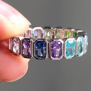 Anillo de eternidad de zafiro arcoíris en oro blanco de 14 quilates, alianza de boda multicolor con engaste de bisel de talla radiante, anillo de aniversario con efecto degradado colorido, orgullo único.