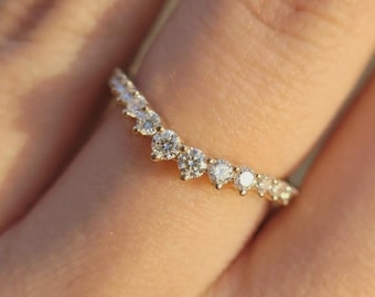 Alianza de boda de moissanita con diseño de chevrón, anillo apilable en forma de V de oro amarillo macizo.