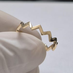 Anello a zigzag in oro massiccio, fede nuziale a forma di fulmine in argento sterling 925, anello geometrico impilabile, fede nuziale minimalista a onda
