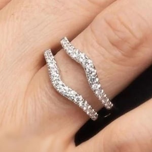 Elegant böjd diamantringförstärkare, vigselringskydd i 14k guld med chevronmönster, dubbel ringlindning i pavémoissanit, jubileumspresent till henne