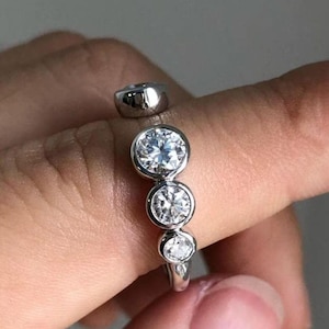 Pierścionek z moissanitem w oprawie stopniowanej z 14-karatowego białego złota, okrągły pierścionek z diamentem typu bubble bypass, wyjątkowy, nowoczesny i minimalistyczny pierścionek ślubny