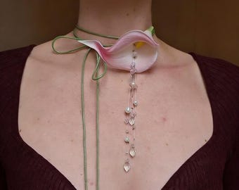 Collana con nappa di calla, collana con lazo di fiori regolabile