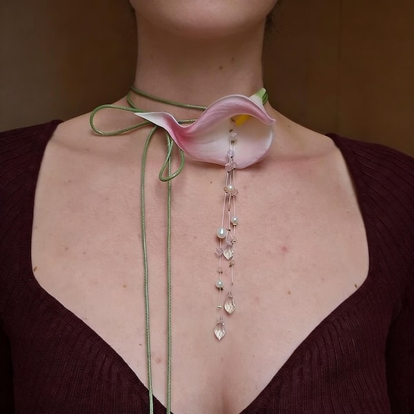 Collar con borlas de lirio de cala y lazo de flores ajustable