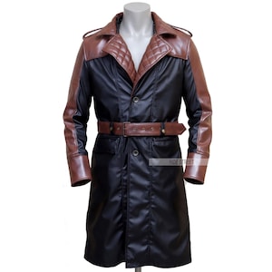 Könnte beinhalten: Ein schwarzer und brauner Ledertrenchcoat mit Gürtel. Der Mantel hat braune, gesteppte Schultern und Ärmel, einen Reverskragen und einen passenden Gürtel. Der Mantel wird auf einer Schaufensterpuppe präsentiert.