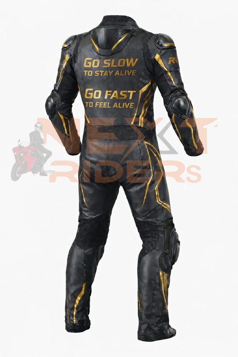 Op de afbeelding: Zwart en goud motorracepak met beschermende padding op de schouders, ellebogen en knie&euml;n. Het pak heeft gouden accenten en de tekst "GO SLOW TO STAY ALIVE" en "GO FAST TO FEEL ALIVE" op de rug.