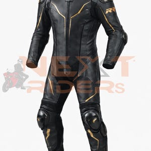 Op de afbeelding: Zwart leren motorracepak met gouden accenten. Het pak heeft een full-body ontwerp met een ritssluiting aan de voorkant, gewatteerde schouders en kniebeschermers. Het pak heeft de letters "RR" in goud op de rechterschouder.