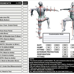 Op de afbeelding: Een lichaamsmatentabel in centimeters, met een diagram van een menselijke figuur. Het toont meetpunten zoals pols, onderarm, biceps, nek, borst, taille, heupen, dijen, knie, kuit en enkel. Bevat ook een aanpassingsnotitie.