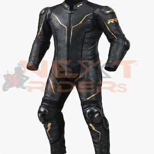 Op de afbeelding: Zwart motorracepak met gouden accenten. Het eendelige pak heeft een opstaande kraag, een ritssluiting aan de voorkant en beschermende padding op de schouders, ellebogen en knie&euml;n. De tekst "RR" staat op de rechterschouder.
