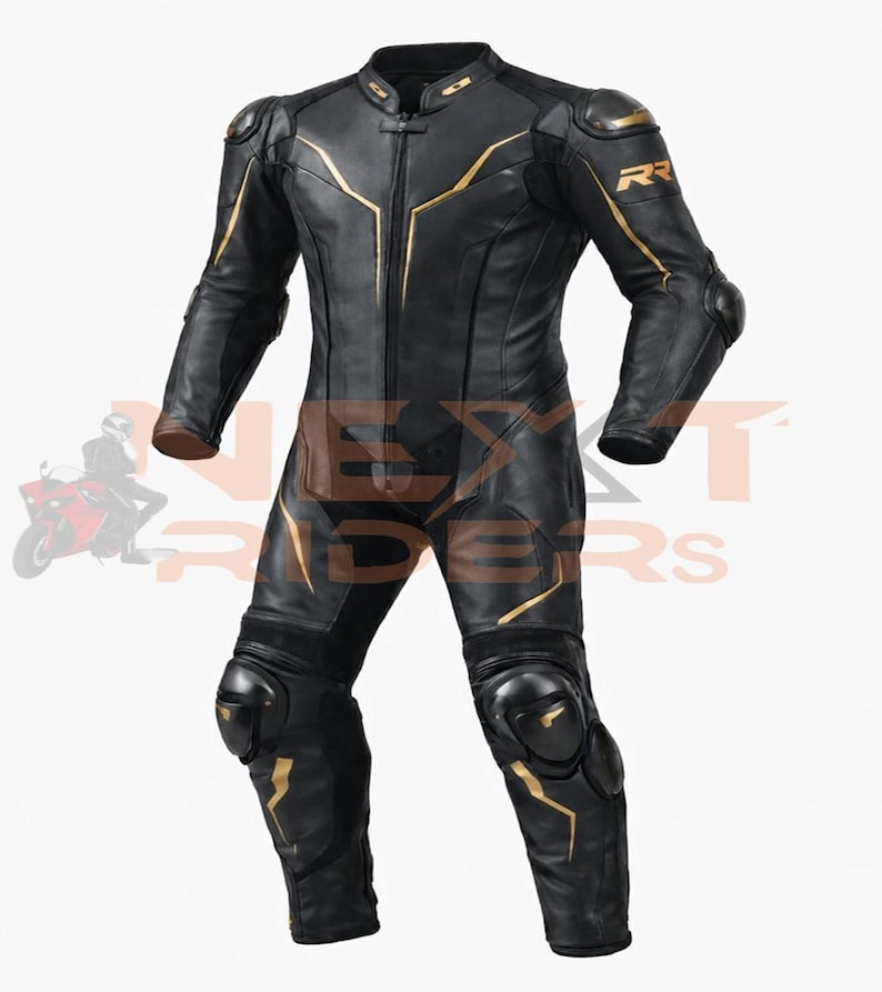 Op de afbeelding: Zwart motorracepak met gouden accenten. Het eendelige pak heeft een opstaande kraag, een ritssluiting aan de voorkant en beschermende padding op de schouders, ellebogen en knie&euml;n. De tekst "RR" staat op de rechterschouder.